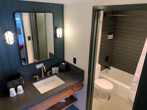 Cozy King, 1 King | Bathroom | Shower, free toiletries, hair dryer, towels