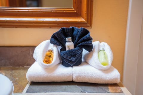 Deluxe King Room (2 guests max) | Bathroom | Designer toiletries, hair dryer, towels