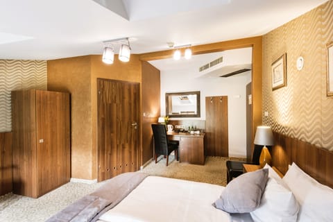 Standard Double or Twin Room | In-room safe, desk, iron/ironing board, cribs/infant beds
