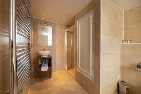 Studio Suite, 1 King Bed | Bathroom | Rainfall showerhead, free toiletries, hair dryer, towels