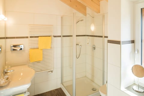 Comfort Double Room | Bathroom | Shower, free toiletries, hair dryer, bathrobes