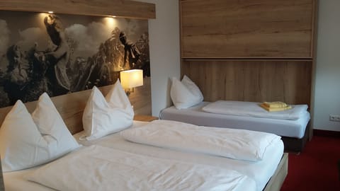 Basic Double Room, Accessible | In-room safe, desk, soundproofing, free WiFi