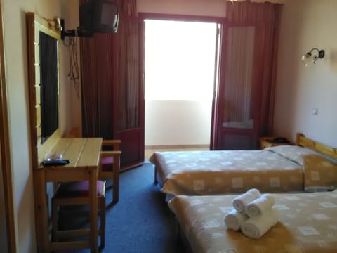 Quadruple Room | Desk, soundproofing, cribs/infant beds, free WiFi