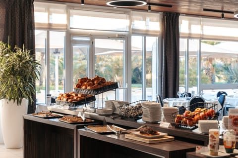 Continental breakfast on weekdays (EUR 19.5 per person)