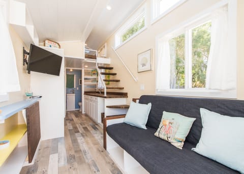 Cabin (Tiny House - The Siesta) | Living area | Flat-screen TV, Netflix, streaming services