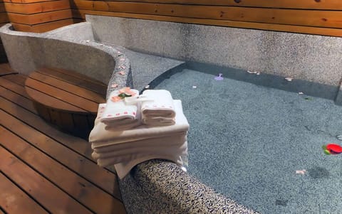 Family Quadruple Room (Pirate) | Bathroom | Free toiletries, hair dryer, slippers, towels
