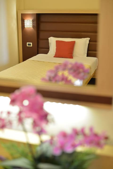 Single Room, Accessible | Minibar, in-room safe, desk, soundproofing