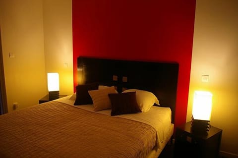 Desk, soundproofing, free WiFi, wheelchair access