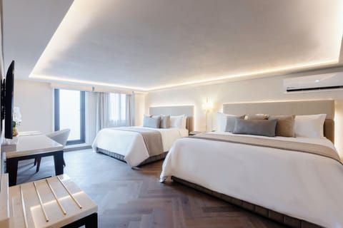 Premium Doble King | Premium bedding, in-room safe, desk, iron/ironing board