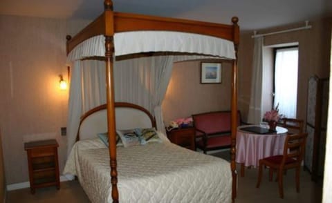 Desk, soundproofing, iron/ironing board, free WiFi