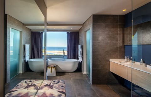 Presidential Suite | Bathroom | Shower, free toiletries, hair dryer, slippers