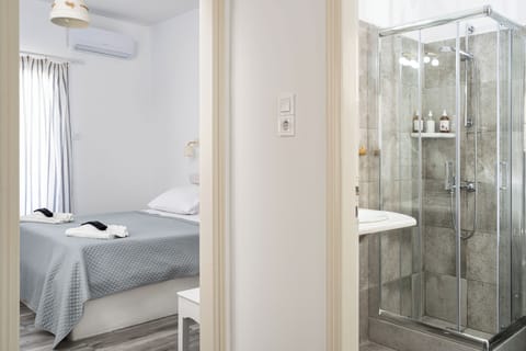 Shower, free toiletries, towels