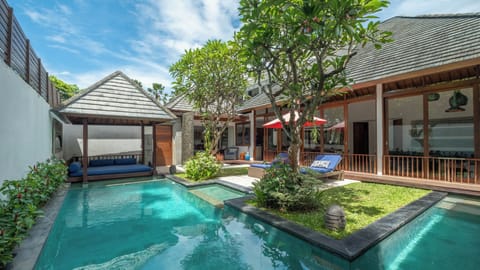 Outdoor pool, sun loungers