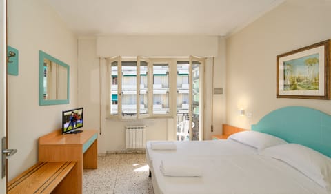 Hypo-allergenic bedding, minibar, in-room safe, desk