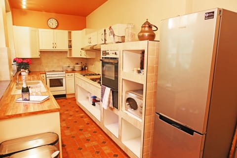 Grand House, 5 Bedrooms, Garden View | Private kitchen