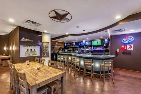 Serves lunch, dinner, and happy hour