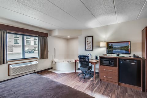Superior Suite, 1 King Bed, Non Smoking | In-room safe, desk, laptop workspace, blackout drapes