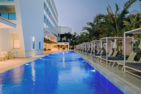 Outdoor pool, pool umbrellas, sun loungers