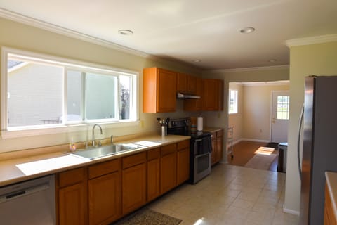 Fully stocked kitchen to meet everyone's needs 