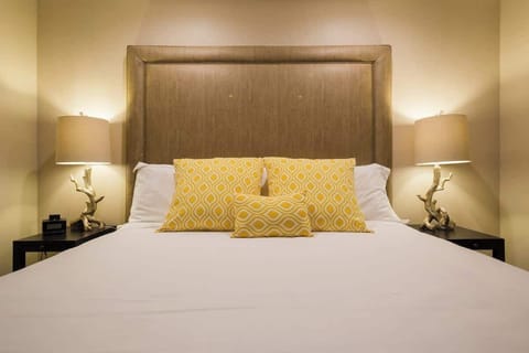 Experience luxury in our spacious Airbnb, boasting a cozy king-size bed draped in soft, high-thread-count sheets. Enjoy hotel-like amenities in this 270-square-foot sanctuary, complete with a private bathroom, mini-fridge, and microwave. Plus, revel 