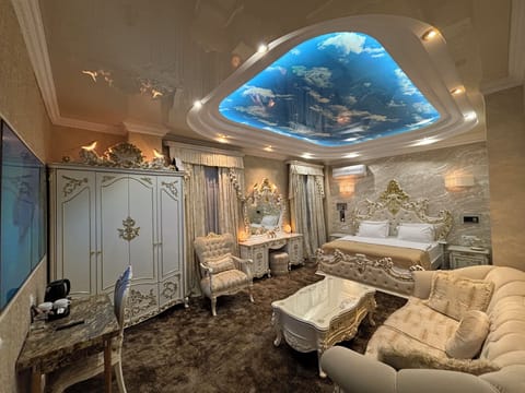 Classic Suite | Premium bedding, minibar, in-room safe, desk