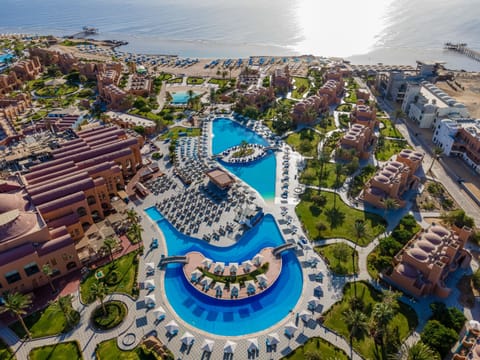 7 outdoor pools, sun loungers
