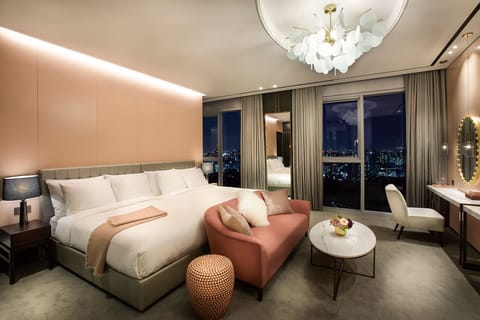 Premium bedding, down comforters, in-room safe, desk