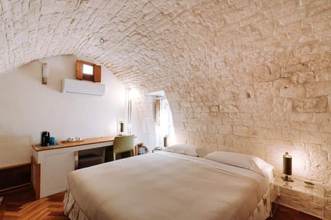 Camera Orologio | Down comforters, pillowtop beds, minibar, in-room safe