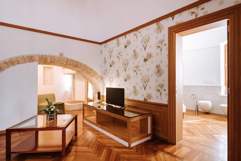 Suite Ricordi con Vasca Idromassaggio | Living area | 40-inch Smart TV with satellite channels, TV, heated floors
