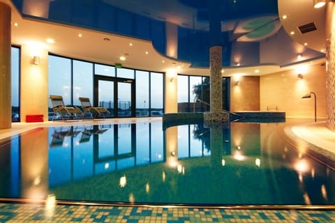 Indoor pool, sun loungers