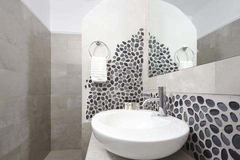 Superior Suite, Sea View | Bathroom | Shower, eco-friendly toiletries, hair dryer, towels