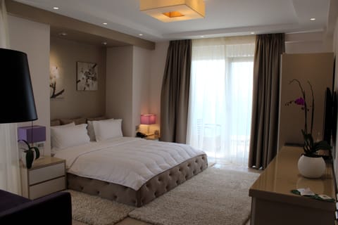 Deluxe Double Room, Sea View | Minibar, in-room safe, free WiFi