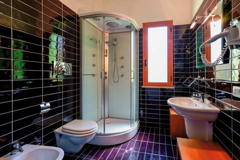 Family Double or Twin Room, Garden View, Garden Area | Bathroom | Shower, free toiletries, hair dryer, towels