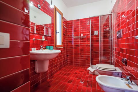 Standard Room, 1 Bedroom, Courtyard View | Bathroom | Shower, free toiletries, hair dryer, towels