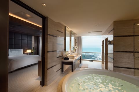 Presidential Suite | Bathroom | Combined shower/tub, rainfall showerhead, eco-friendly toiletries