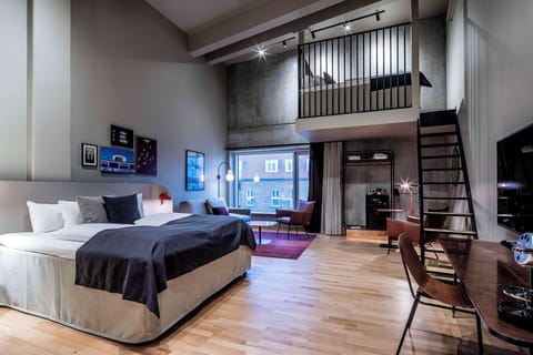 Junior Suite | In-room safe, iron/ironing board, free WiFi, bed sheets