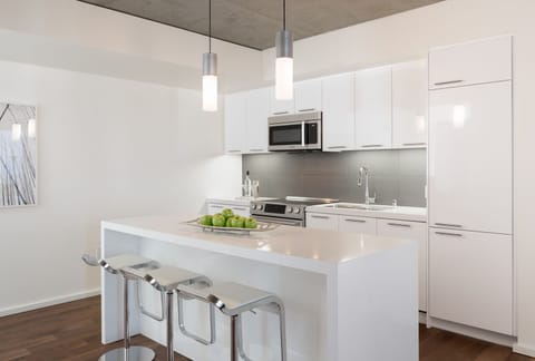 Full-size fridge, microwave, oven, stovetop