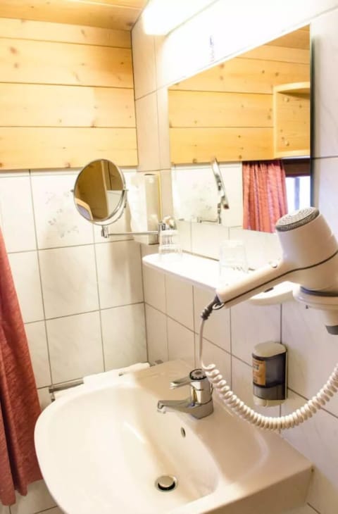 Shower, free toiletries, bathrobes, towels