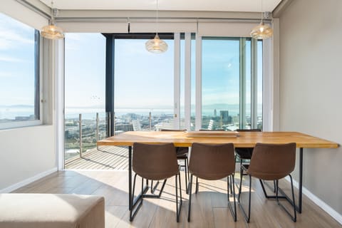 Comfort Apartment, 2 Bedrooms, City View | In-room dining