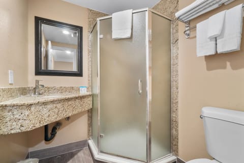 Standard Room, 1 Queen Bed, Non Smoking | Bathroom | Combined shower/tub, hair dryer, towels