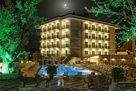 Seasonal outdoor pool, pool umbrellas, sun loungers