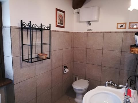 Shower, rainfall showerhead, free toiletries, hair dryer