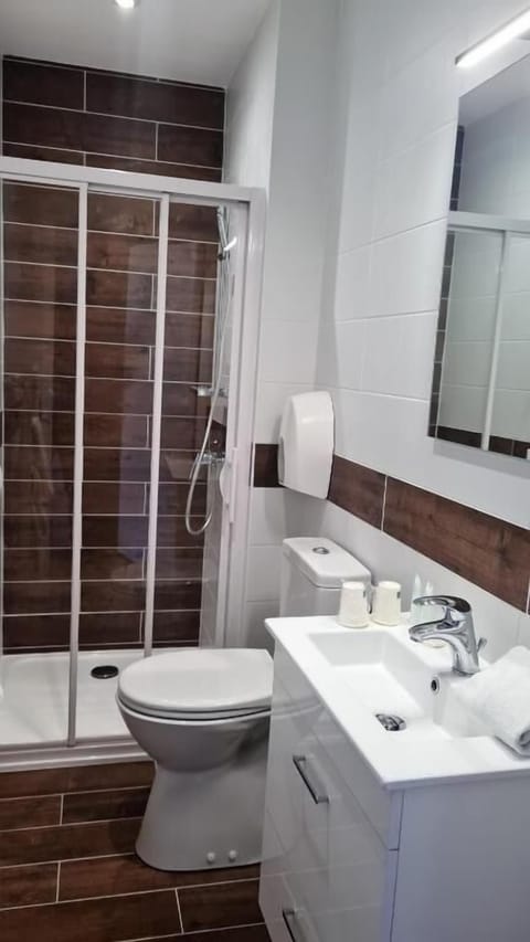 Double Room | Premium bedding, desk, iron/ironing board, free WiFi