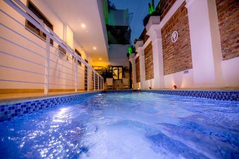 2 outdoor pools