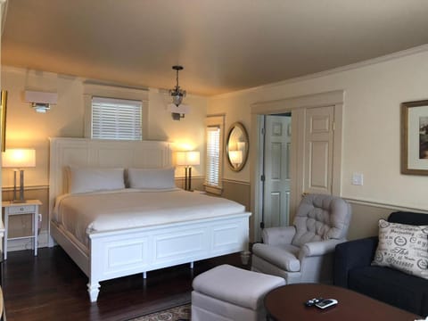 Iron/ironing board, bed sheets