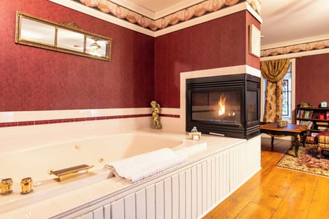 Signature Suite, 1 King Bed (Carriage House) | Jetted tub