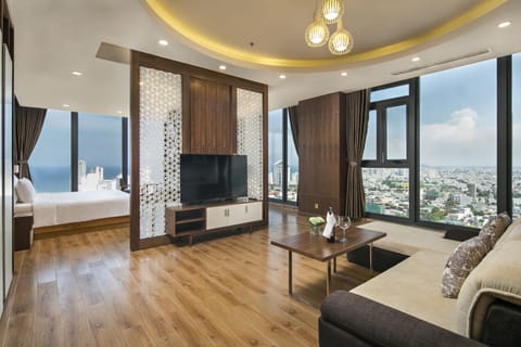 Signature Suite Partial Sea View with Bathtub - Complimentary Welcome Fruit | Minibar, in-room safe, desk, blackout drapes