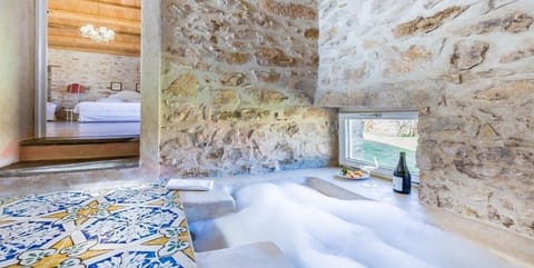 Suite | Blackout drapes, soundproofing, free WiFi, bed sheets