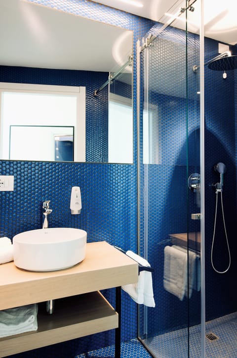 Shower, rainfall showerhead, free toiletries, hair dryer