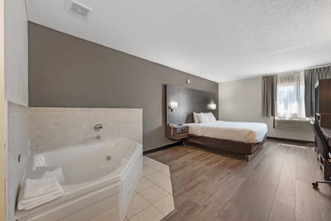 1 King Bed, JACUZZI, Microwave, Refrigerator, Non Smoking | Desk, laptop workspace, iron/ironing board, cribs/infant beds